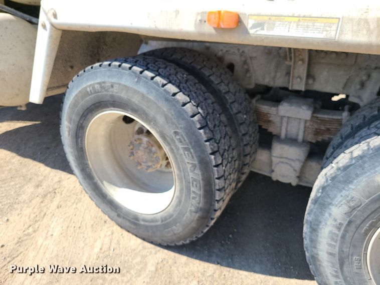 image for item DG7712 2006 Peterbilt 335 ready mix truck