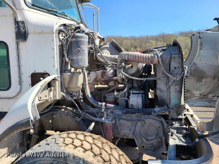 image for item DG7712 2006 Peterbilt 335 ready mix truck