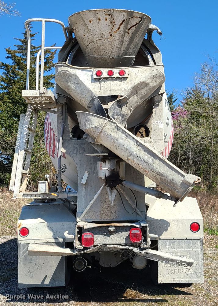 image for item DG7713 2005 Peterbilt 357 ready mix truck