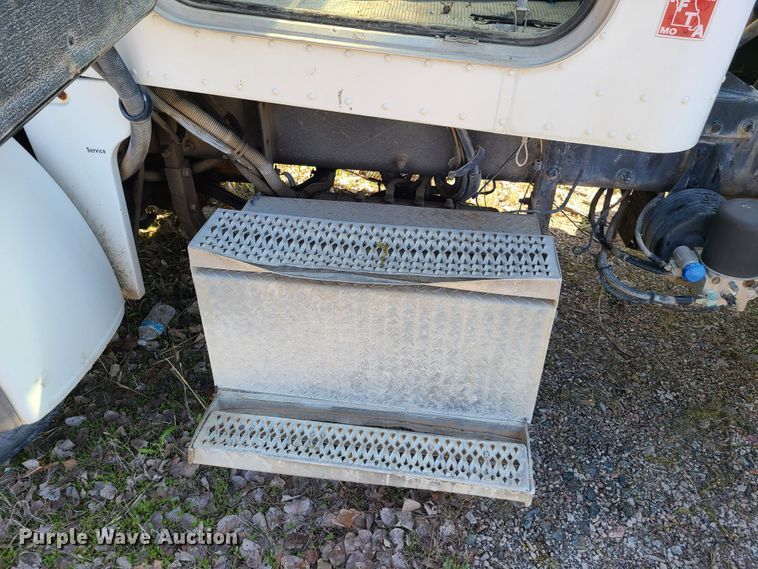 image for item DG7713 2005 Peterbilt 357 ready mix truck