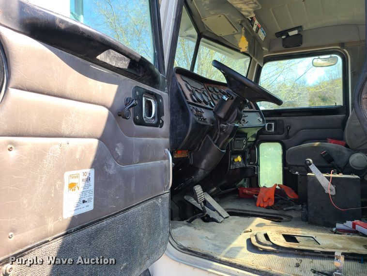 image for item DG7713 2005 Peterbilt 357 ready mix truck