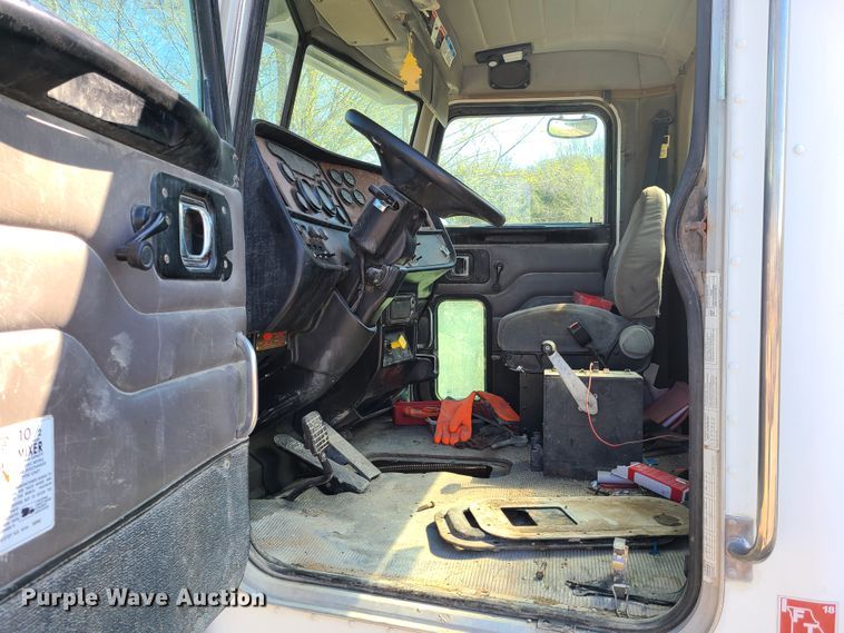 image for item DG7713 2005 Peterbilt 357 ready mix truck