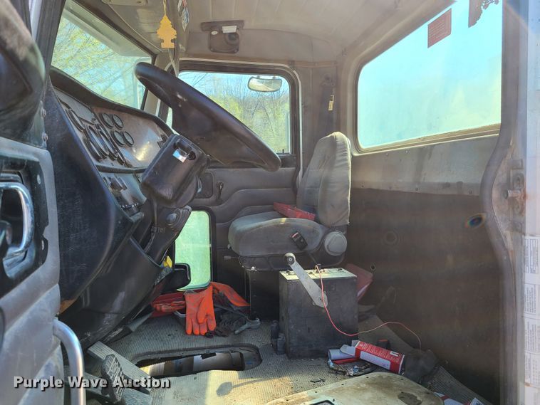 image for item DG7713 2005 Peterbilt 357 ready mix truck