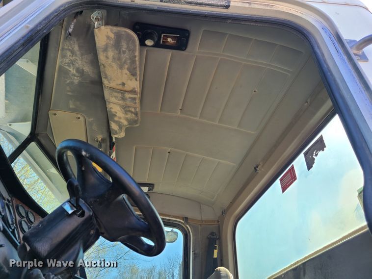 image for item DG7713 2005 Peterbilt 357 ready mix truck