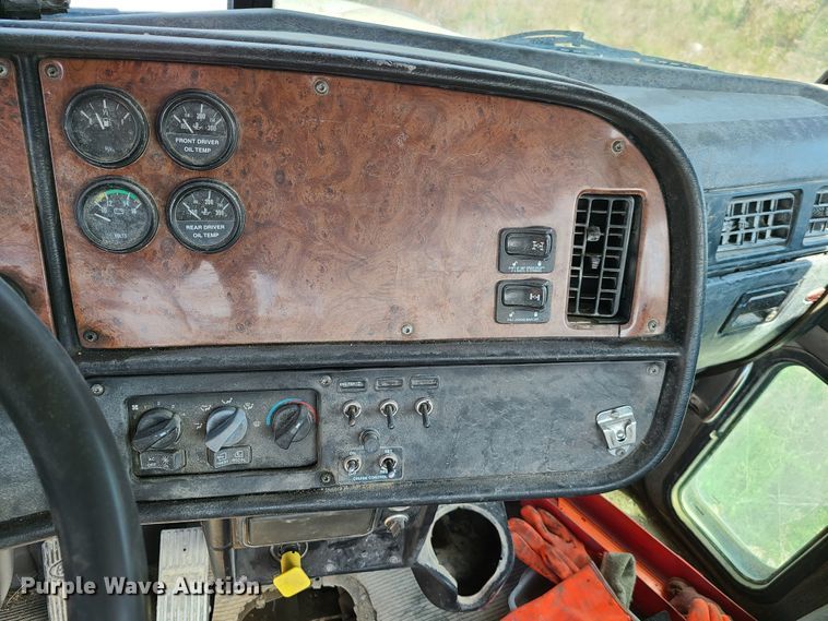 image for item DG7713 2005 Peterbilt 357 ready mix truck