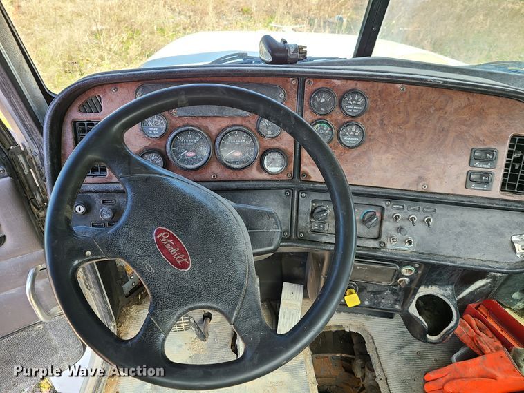 image for item DG7713 2005 Peterbilt 357 ready mix truck