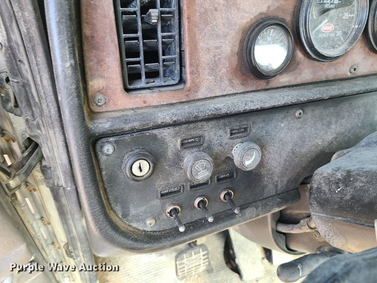 image for item DG7713 2005 Peterbilt 357 ready mix truck