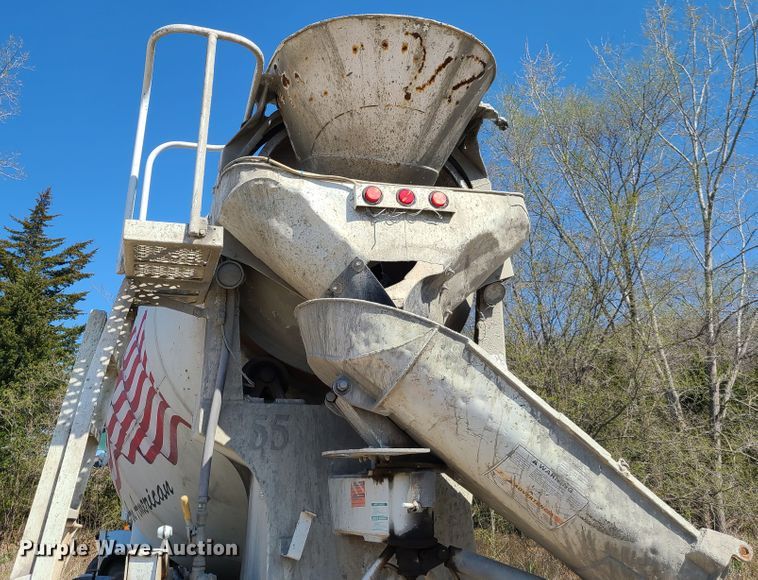 image for item DG7713 2005 Peterbilt 357 ready mix truck