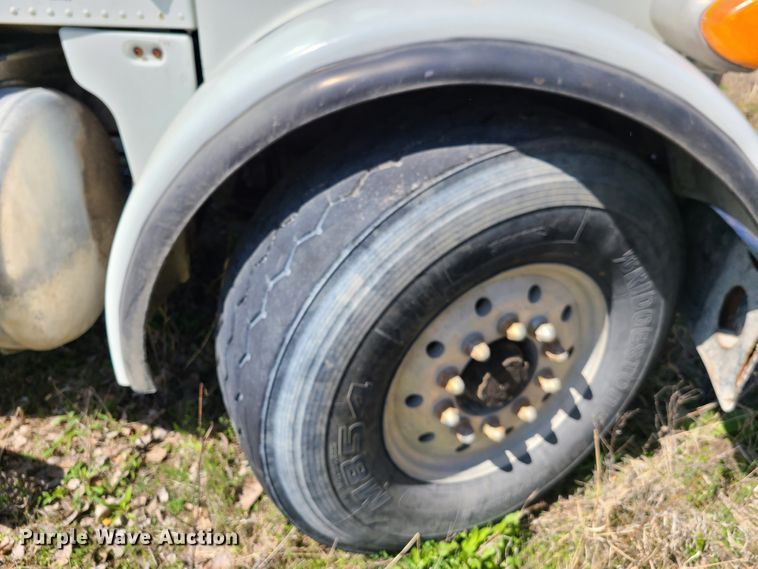 image for item DG7713 2005 Peterbilt 357 ready mix truck