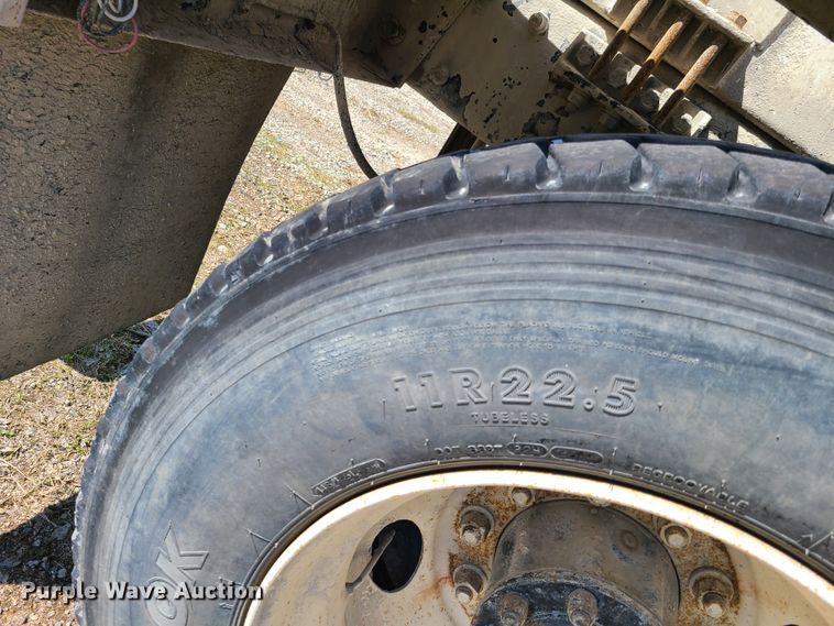 image for item DG7713 2005 Peterbilt 357 ready mix truck