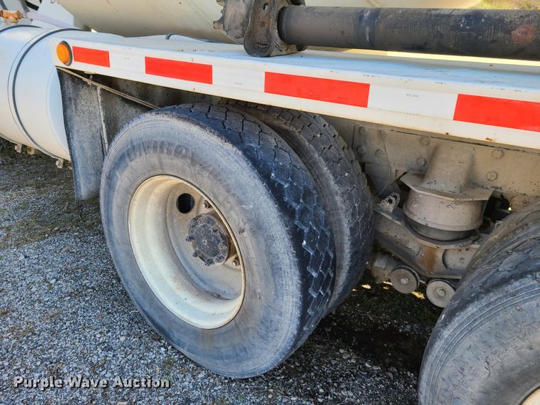 image for item DG7713 2005 Peterbilt 357 ready mix truck