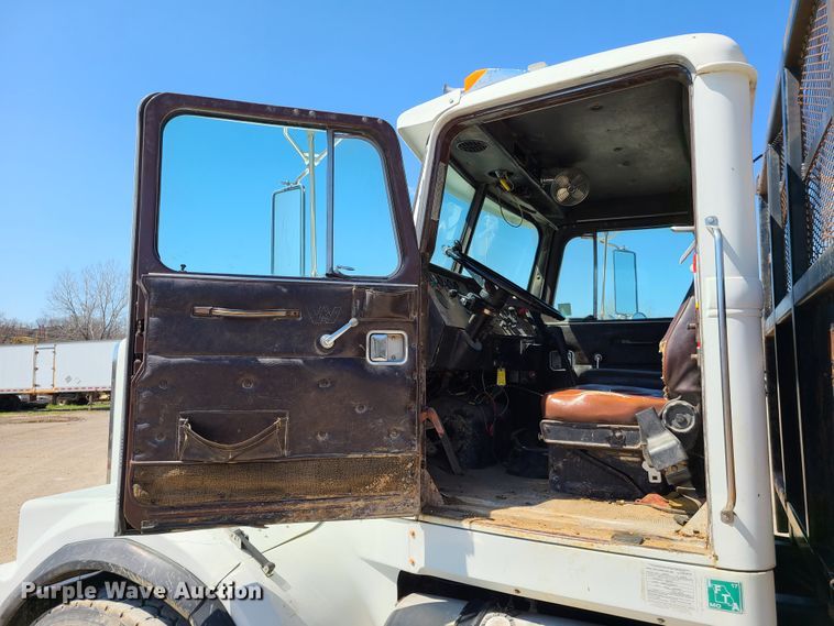 image for item DG7715 1992 Western Star 4864F crane truck