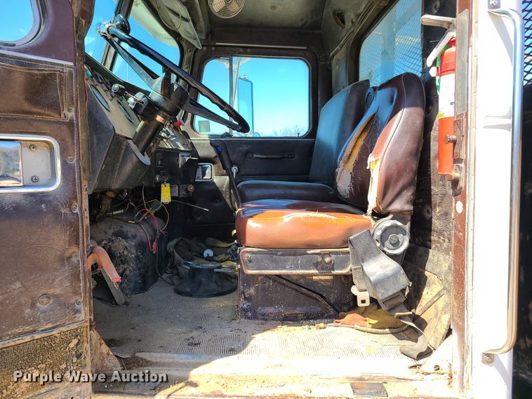image for item DG7715 1992 Western Star 4864F crane truck
