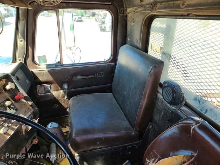 image for item DG7715 1992 Western Star 4864F crane truck