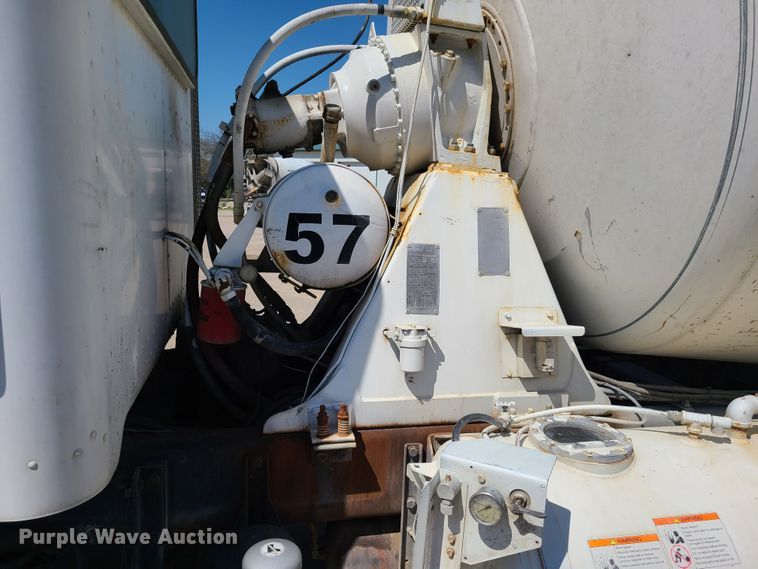 image for item DG7717 2009 Peterbilt 365 ready mix truck