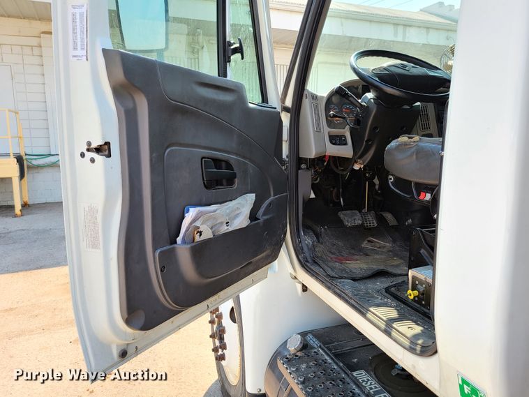 image for item EL9805 2008 International 4400 tank truck