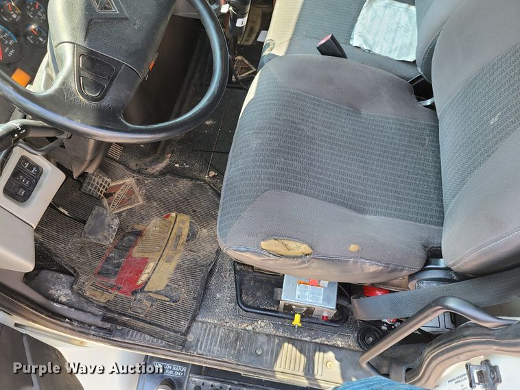 image for item EL9805 2008 International 4400 tank truck