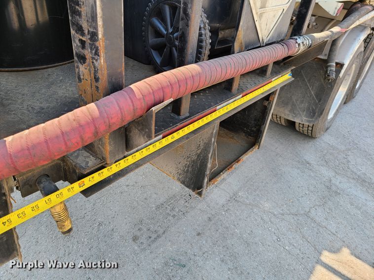 image for item EL9806 2007 Kenworth T300 tank truck