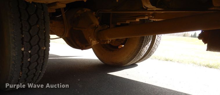 image for item FX9081 2000 Chevrolet C6500 utility bed truck with crane