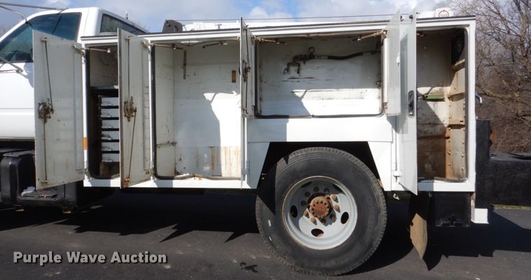 image for item FX9081 2000 Chevrolet C6500 utility bed truck with crane