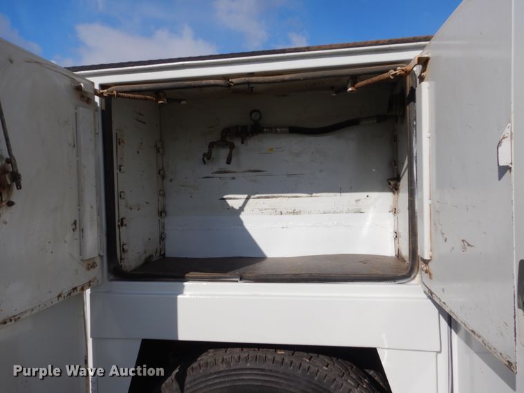 image for item FX9081 2000 Chevrolet C6500 utility bed truck with crane