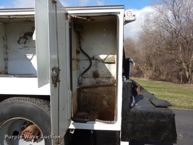 image for item FX9081 2000 Chevrolet C6500 utility bed truck with crane