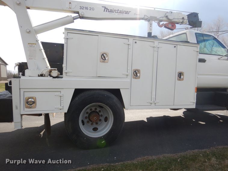 image for item FX9081 2000 Chevrolet C6500 utility bed truck with crane