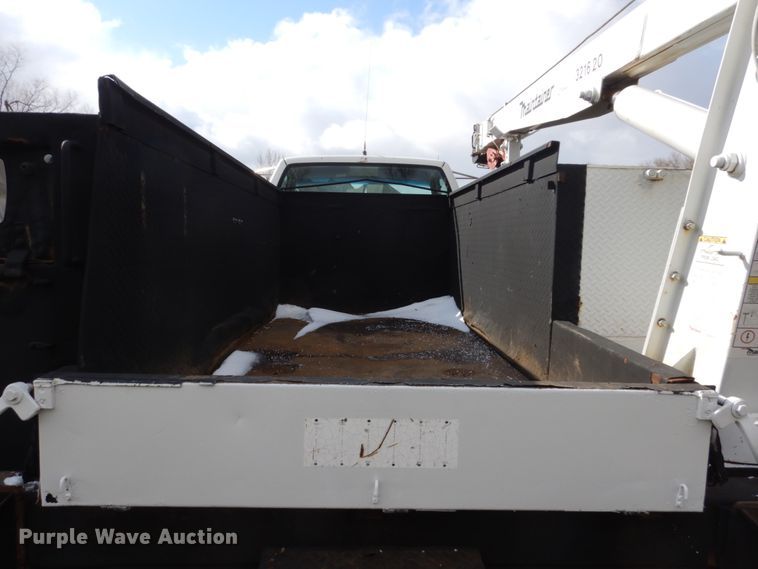 image for item FX9081 2000 Chevrolet C6500 utility bed truck with crane