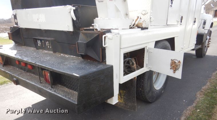 image for item FX9081 2000 Chevrolet C6500 utility bed truck with crane