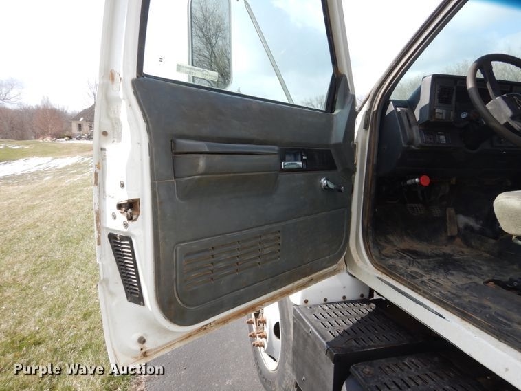 image for item FX9081 2000 Chevrolet C6500 utility bed truck with crane