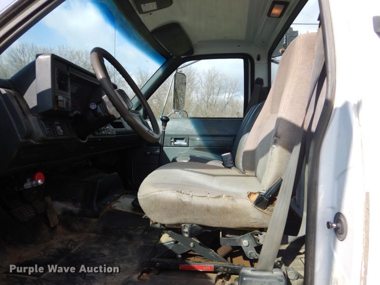 image for item FX9081 2000 Chevrolet C6500 utility bed truck with crane