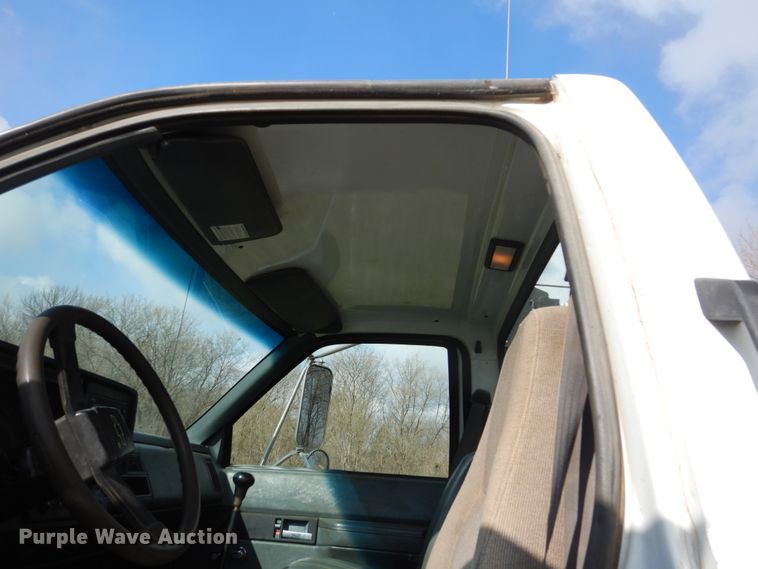 image for item FX9081 2000 Chevrolet C6500 utility bed truck with crane