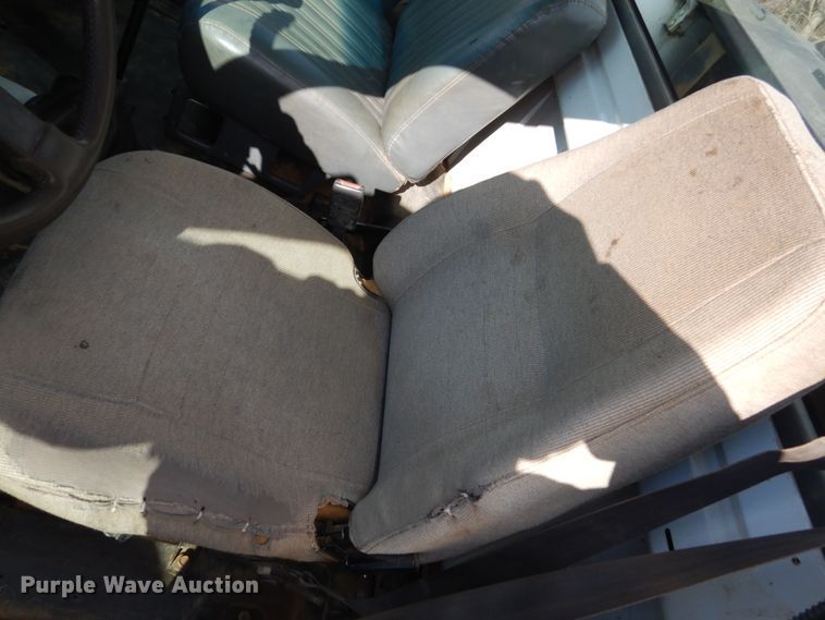 image for item FX9081 2000 Chevrolet C6500 utility bed truck with crane