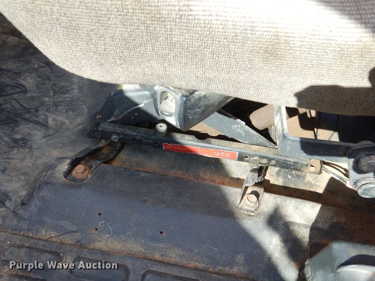 image for item FX9081 2000 Chevrolet C6500 utility bed truck with crane