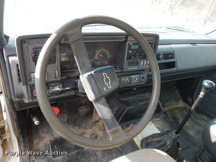 image for item FX9081 2000 Chevrolet C6500 utility bed truck with crane