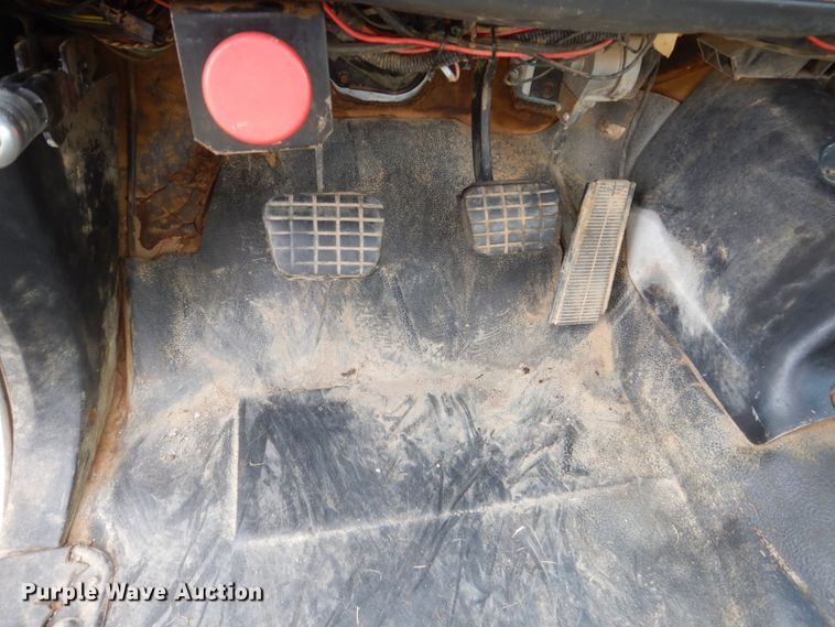 image for item FX9081 2000 Chevrolet C6500 utility bed truck with crane