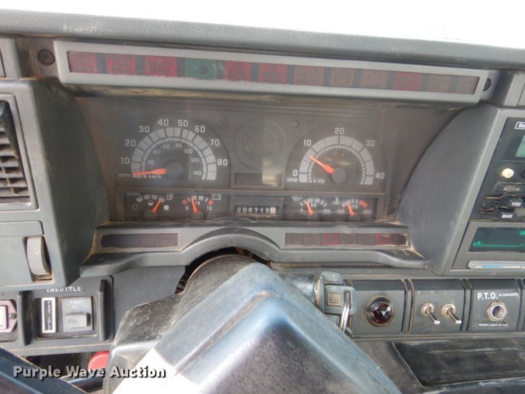 image for item FX9081 2000 Chevrolet C6500 utility bed truck with crane