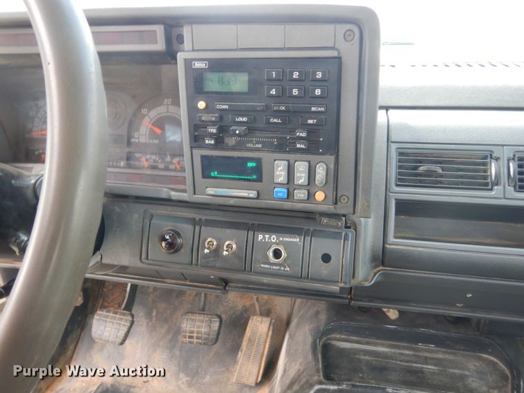 image for item FX9081 2000 Chevrolet C6500 utility bed truck with crane