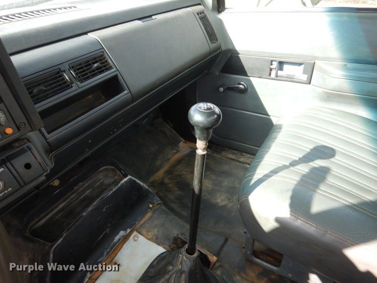 image for item FX9081 2000 Chevrolet C6500 utility bed truck with crane