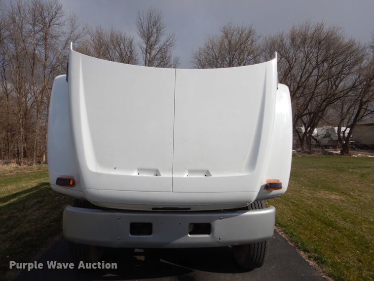 image for item FX9081 2000 Chevrolet C6500 utility bed truck with crane