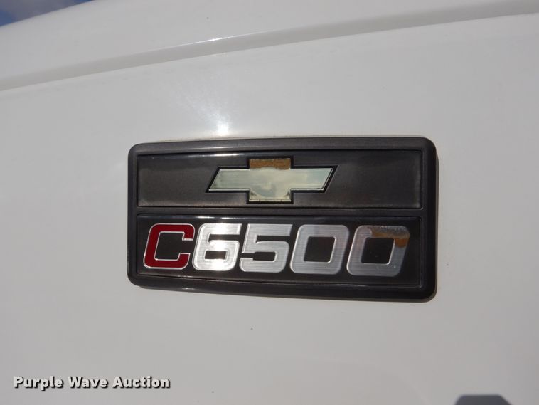 image for item FX9081 2000 Chevrolet C6500 utility bed truck with crane