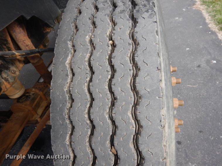 image for item FX9081 2000 Chevrolet C6500 utility bed truck with crane