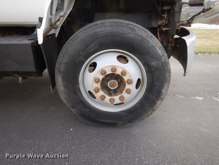 image for item FX9081 2000 Chevrolet C6500 utility bed truck with crane