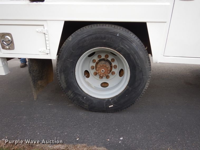 image for item FX9081 2000 Chevrolet C6500 utility bed truck with crane