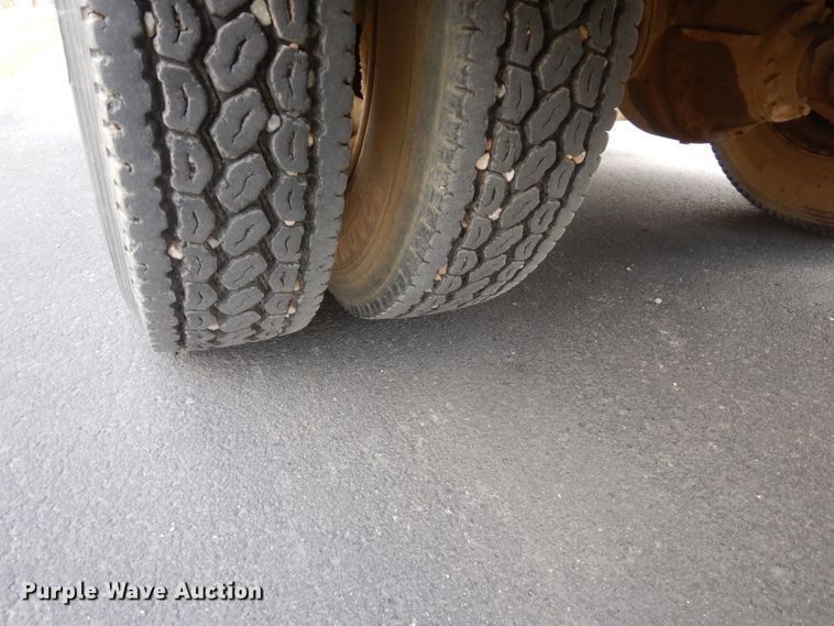 image for item FX9081 2000 Chevrolet C6500 utility bed truck with crane