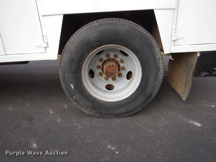 image for item FX9081 2000 Chevrolet C6500 utility bed truck with crane