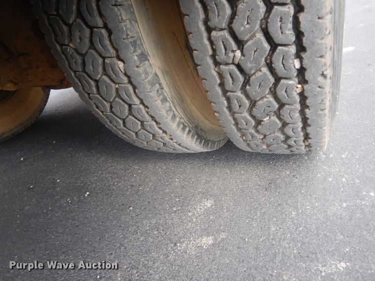 image for item FX9081 2000 Chevrolet C6500 utility bed truck with crane