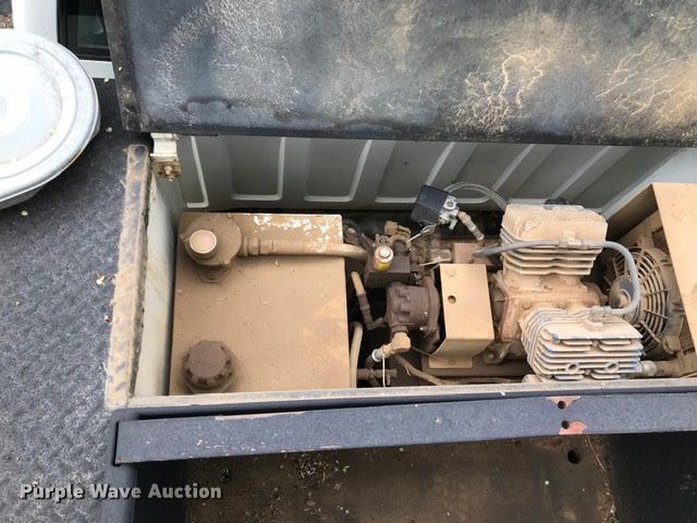 image for item FX9081 2000 Chevrolet C6500 utility bed truck with crane