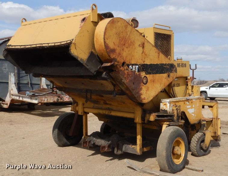 image for item FX9104 Caterpillar WE-851 windrow elevator