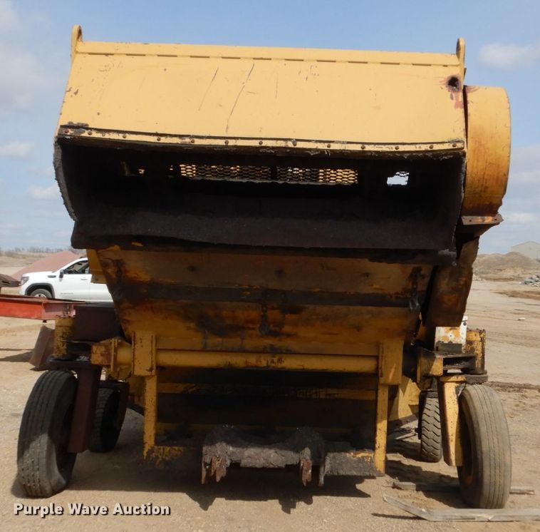 image for item FX9104 Caterpillar WE-851 windrow elevator